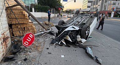 Avcılar'da iki aracın karıştığı kazada devrilen otomobilin sürücüsü yaralandı