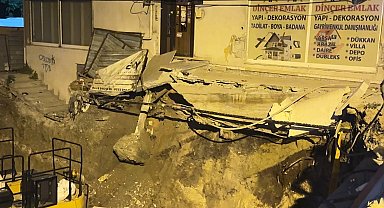 Avcılar'da merdiveni çöken ve kolonlarından sesler gelen 5 katlı bina tahliye edildi