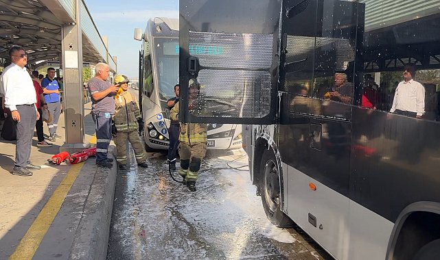 Avcılar'da metrobüsün motor kısmında çıkan yangın söndürüldü