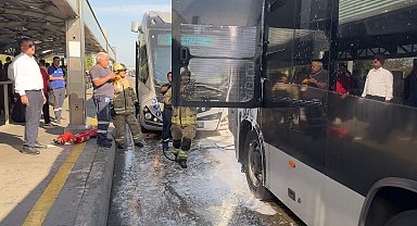Avcılar'da metrobüsün motor kısmında çıkan yangın söndürüldü