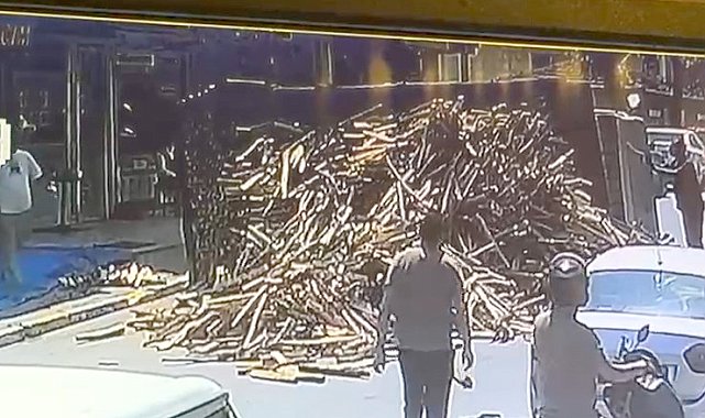 Avcılar'da odun yüklü kamyonun devrildiği anlar kamerada