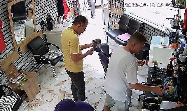Ayağındaki misina nedeniyle tellere takılan güvercin kurtarılıp, berberde pansumanı yapıldı