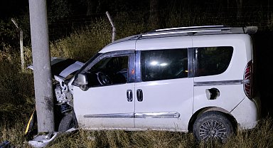 Aydınlatma direğine çarpan otomobilin alkollü sürücüsü yaralandı