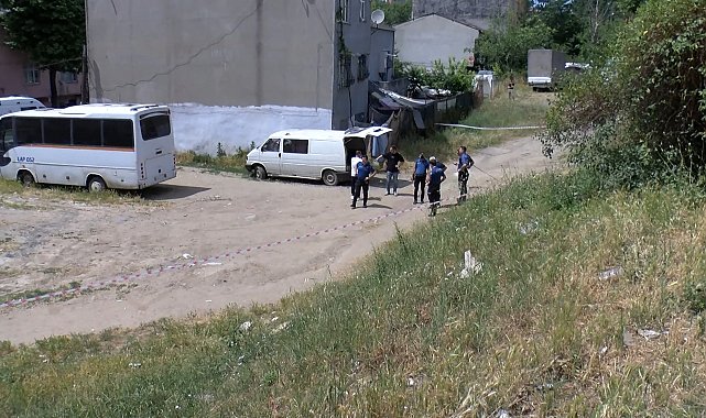 Bağcılar'da arsada oyun oynayan çocuklar araçta ceset buldu