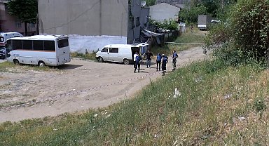 Bağcılar'da arsada oyun oynayan çocuklar araçta ceset buldu