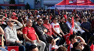 Bahçelievler'de binlerce kişi milli takıma destek için bir araya geldi