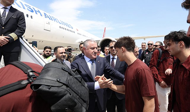 Bakan Bak milli futbolcuları ABD'ye uğurladı