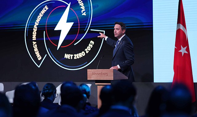 Bakan Bayraktar, Londra'da enerji dönüşümünün yol haritasını anlattı