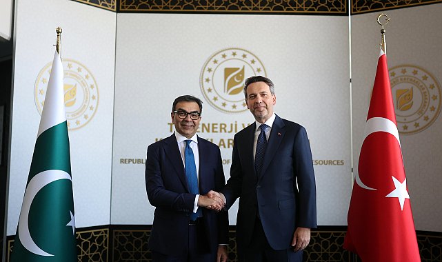 Bakan Bayraktar, Pakistan Özelleştirme Bakanı Ali ile bir araya geldi