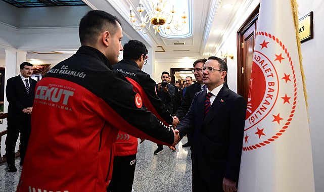 Bakan Gürlek, HSK üyeleri, birim amirleri ve bakanlık personeliyle bayramlaştı