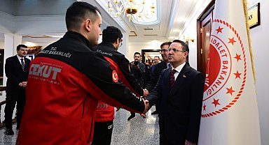 Bakan Gürlek, HSK üyeleri, birim amirleri ve bakanlık personeliyle bayramlaştı