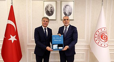 Bakan Işıkhan, Renault Group Türkiye CEO'su Jaillet'e Turkuaz Kart'ı teslim etti