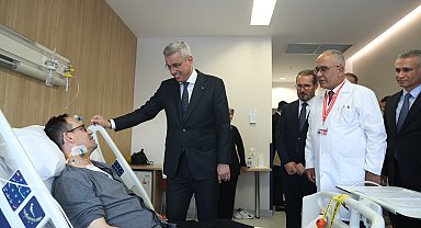 Bakan Memişoğlu'ndan yerli kalp-akciğer makinesiyle ameliyat olan hastaya ziyaret