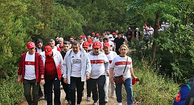 Bakan Tekin Sakarya'da öğretmenlerle ormanda yürüyüşe katıldı