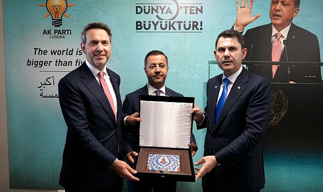 Bakanlar Kurum ve Bayraktar, Londra'da AK Parti teşkilatıyla bir araya geldi