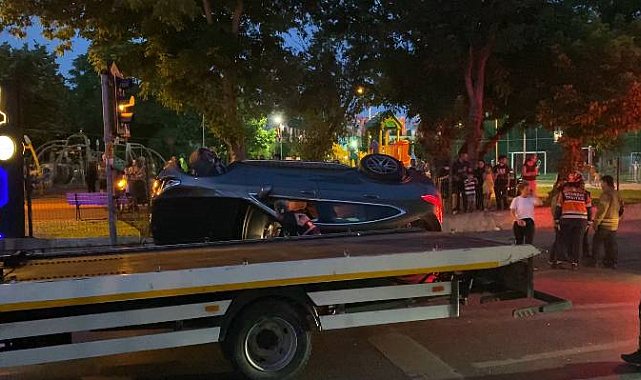 Bakırköy'de kırmızı ışıkta duran araca çarpan otomobil devrildi: 2 yaralı