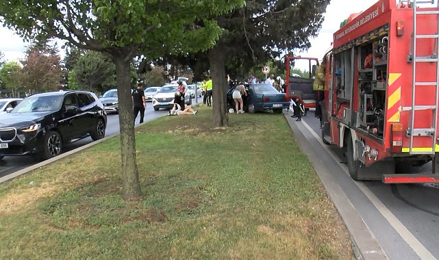 Bakırköy'de sürücüsünün kontrolünü kaybettiği otomobil ağaca çarptı; 1'i ağır 3 yaralı