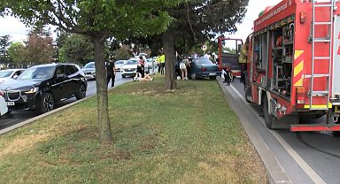 Bakırköy'de sürücüsünün kontrolünü kaybettiği otomobil ağaca çarptı; 1'i ağır 3 yaralı