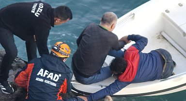 Balık tutarken düştü, kayalıklarda mahsur kaldı
