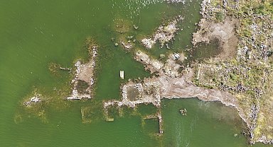 Baraj suyunun çekilmesiyle gün yüzüne çıkan mahalle, yeniden görünmez oldu