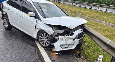 Bariyere çarpan otomobildeki 4 kişi yaralandı