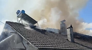 Bartın'da 2 katlı ev yandı