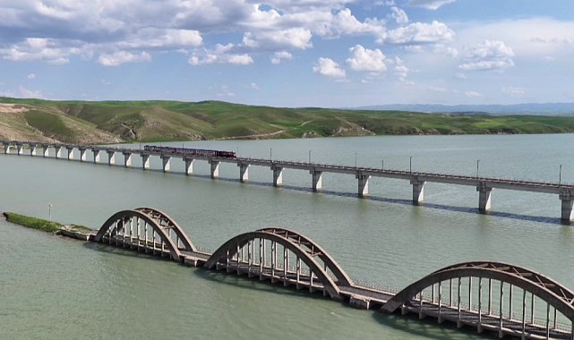 Batman'da bir kısmı su altında kalan tarihi köprü, dronla görüntülendi