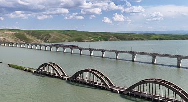 Batman'da bir kısmı su altında kalan tarihi köprü, dronla görüntülendi
