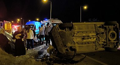 Batman'da düğünden dönen ailenin bulunduğu hafif ticari araç takla attı: 6 yaralı