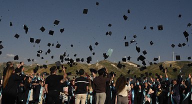 BEÜ'de mezuniyet coşkusu; 2 bin 800 öğrenci kep attı