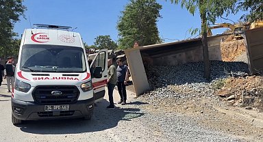 Beykoz'da hafriyat kamyonu devrildi; şoför kabinde sıkıştı ​