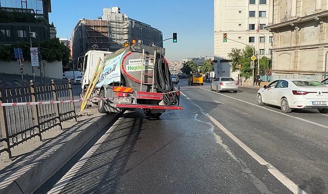 Beyoğlu'nda belediye aracı refüje çarptı