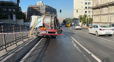 Beyoğlu'nda belediye aracı refüje çarptı