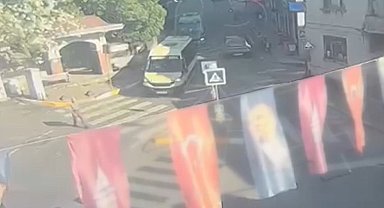 Beyoğlu'nda minibüsün çarptığı yayanın hayatını kaybettiği kaza kamerada
