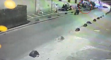 Beyoğlu'nda park halindeki motosikletlerin kasklarını şüpheli yakalandı