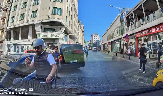 Beyoğlu'nda yol verme tartışmasında 'Boksörüm çeneni kırarım' sözleriyle tehdit etti