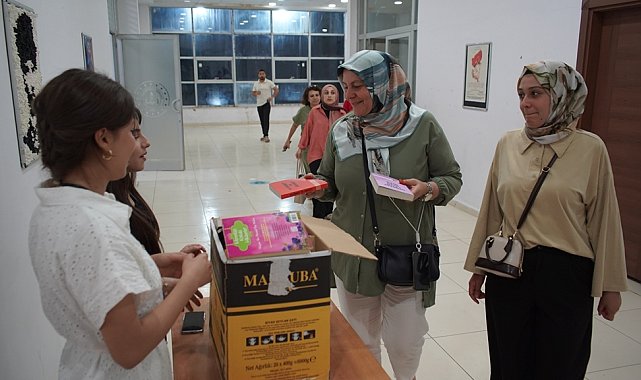 Bilet yerine kitap bağışıyla tiyatro izlediler