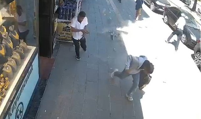 Binadan beton parçaları koptu, caddede yürüyenler son anda kurtuldu