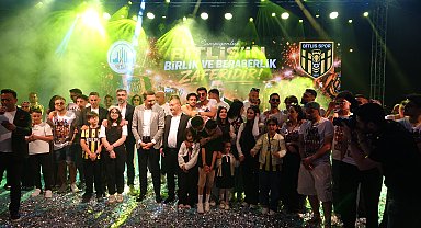 Bitlis Spor şampiyonluğu taraftarlarıyla kutladı
