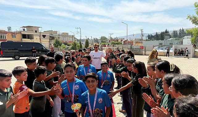 Bocce bowlingde derece yapan öğrencilere kırmızı halıda karşılama