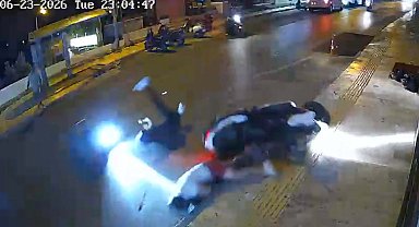 Bodrum'da 2 motosiklet çarpıştı; kaza kamerada
