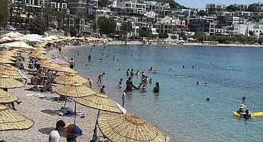 Bodrum'da sahiller doldu, tatilciler denize girdi