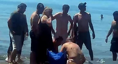 Boğulma tehlikesi geçirdi, sahildekiler kurtardı