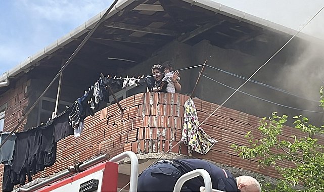 Boş binada yangın çıktı, bitişik evdeki anne ile kızı dumandan etkilendi