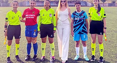 Bu maçtaki futbolcular, hakemler ve gözlemci kadın