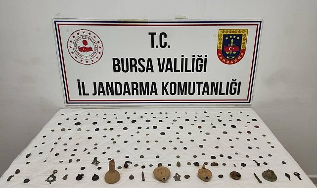 Bursa'da aranan araçta 202 sikke ve obje ele geçirildi; 2 gözaltı