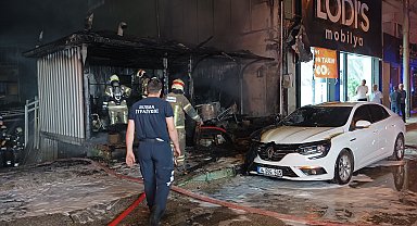 Bursa'da depoda çıkan yangın park halindeki otomobile sıçradı