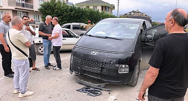 Bursa'da minibüs ile otomobil çarpıştı: 3'ü çocuk 9 yaralı