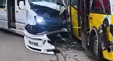 Bursa'da servis minibüsüyle özel halk otobüsü çarpıştı; 5 yaralı