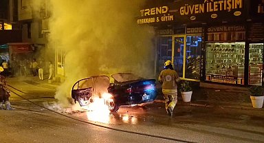 Bursa'da seyir halindeki otomobil alev alev yandı
